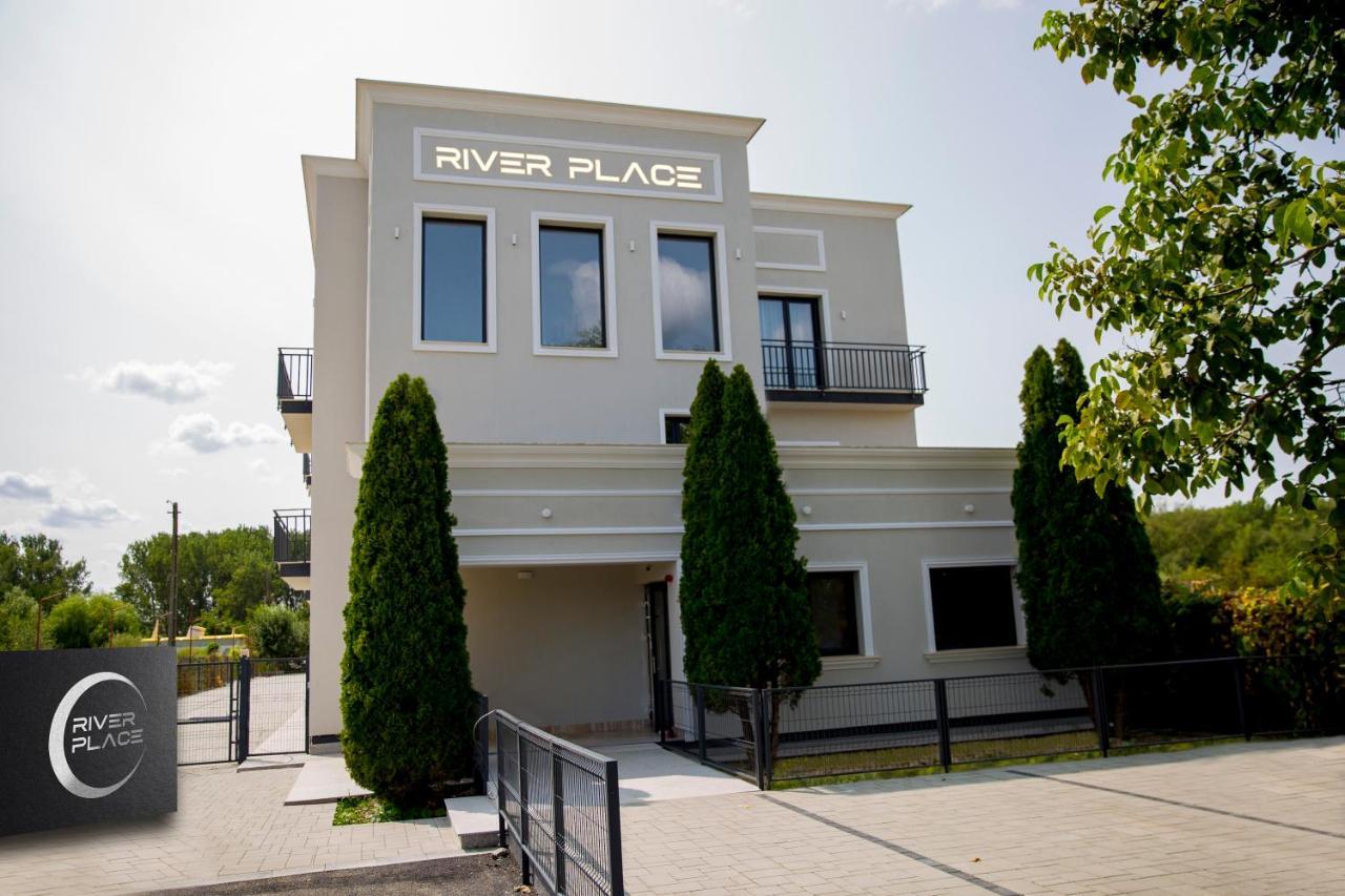 River Place 皮特什蒂 外观 照片